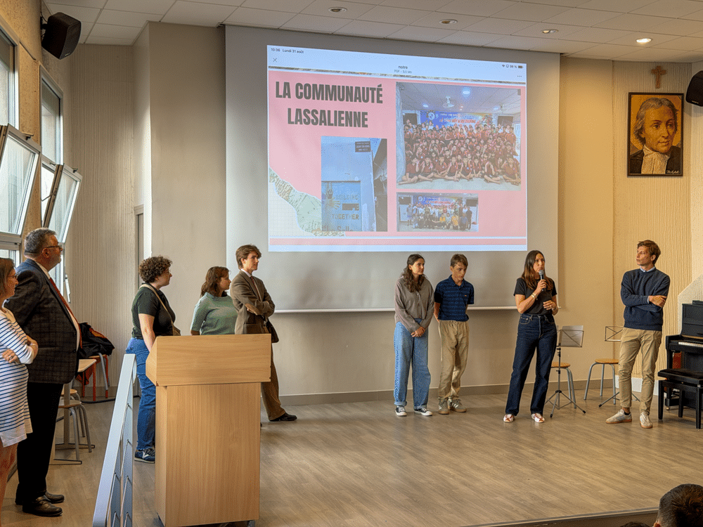 Une partie de l’équipe du SEMIL présente son voyage humanitaire lors de la rentrée des personnels