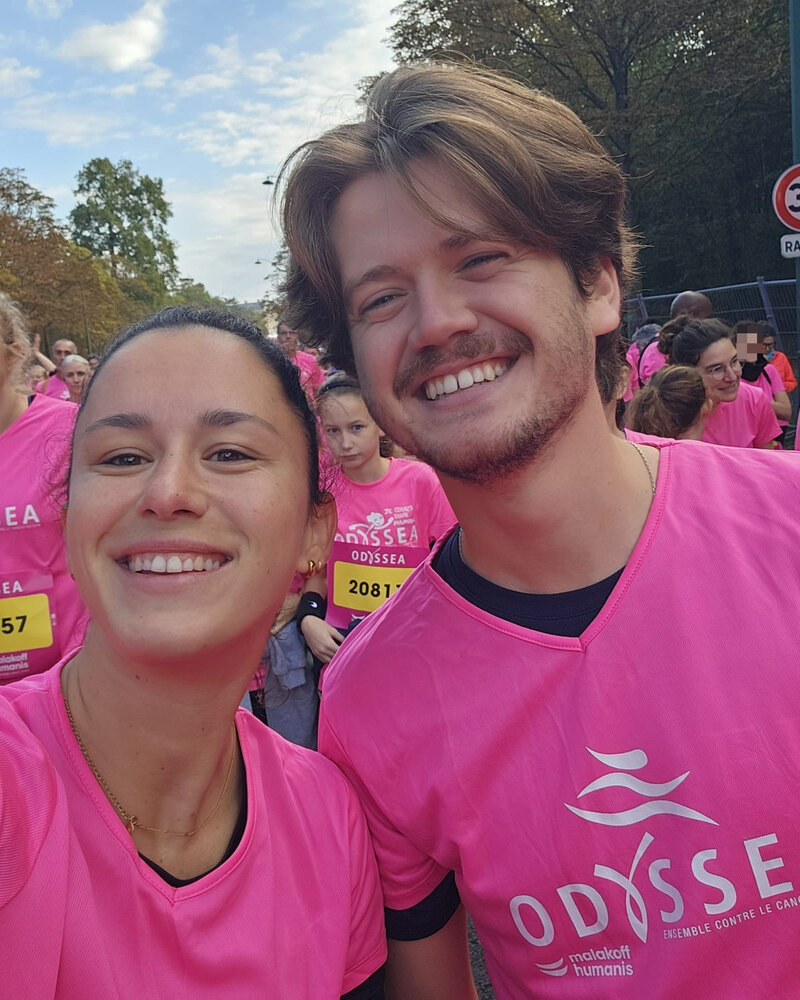Deux participants à la course Odysséa parmi les coureurs.