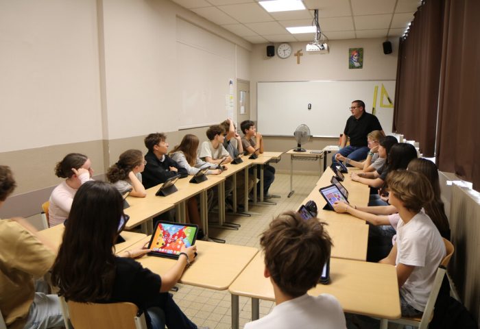 Élèves réunis en classe pour la formation des délégués