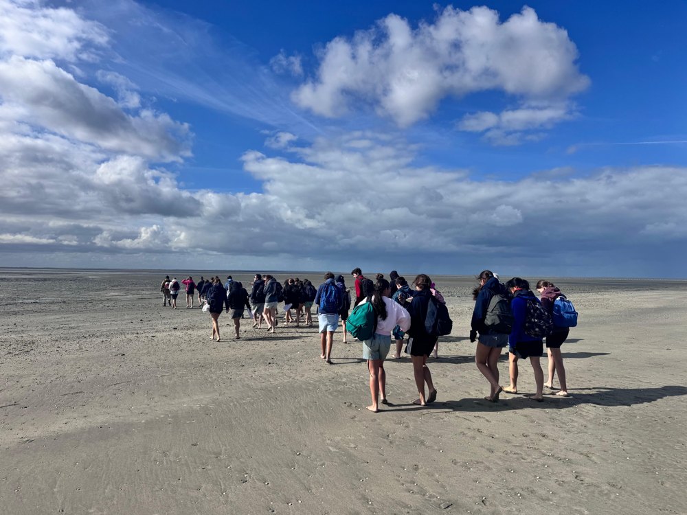 Élèves de première lors de la traversée de la baie du Mont-Saint-Michel