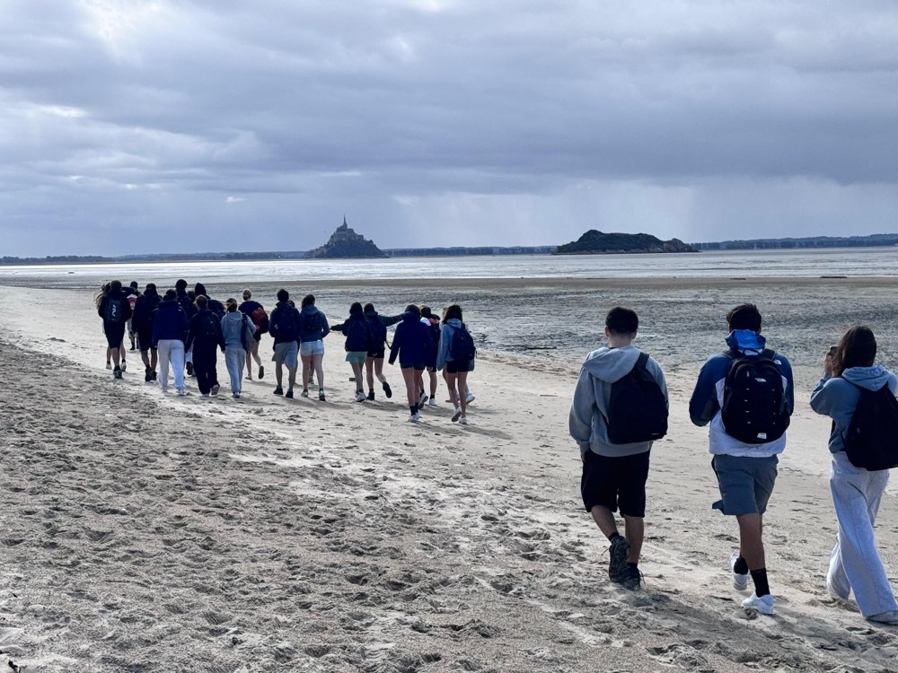 Élèves de première lors de la traversée de la baie du Mont-Saint-Michel